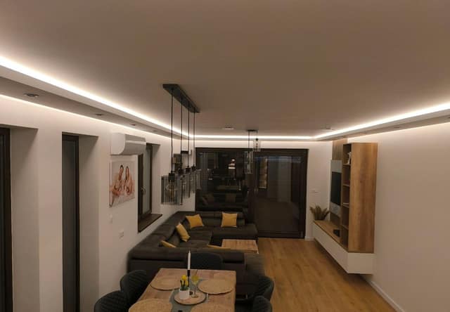 Nappali lineáris LED-világítással