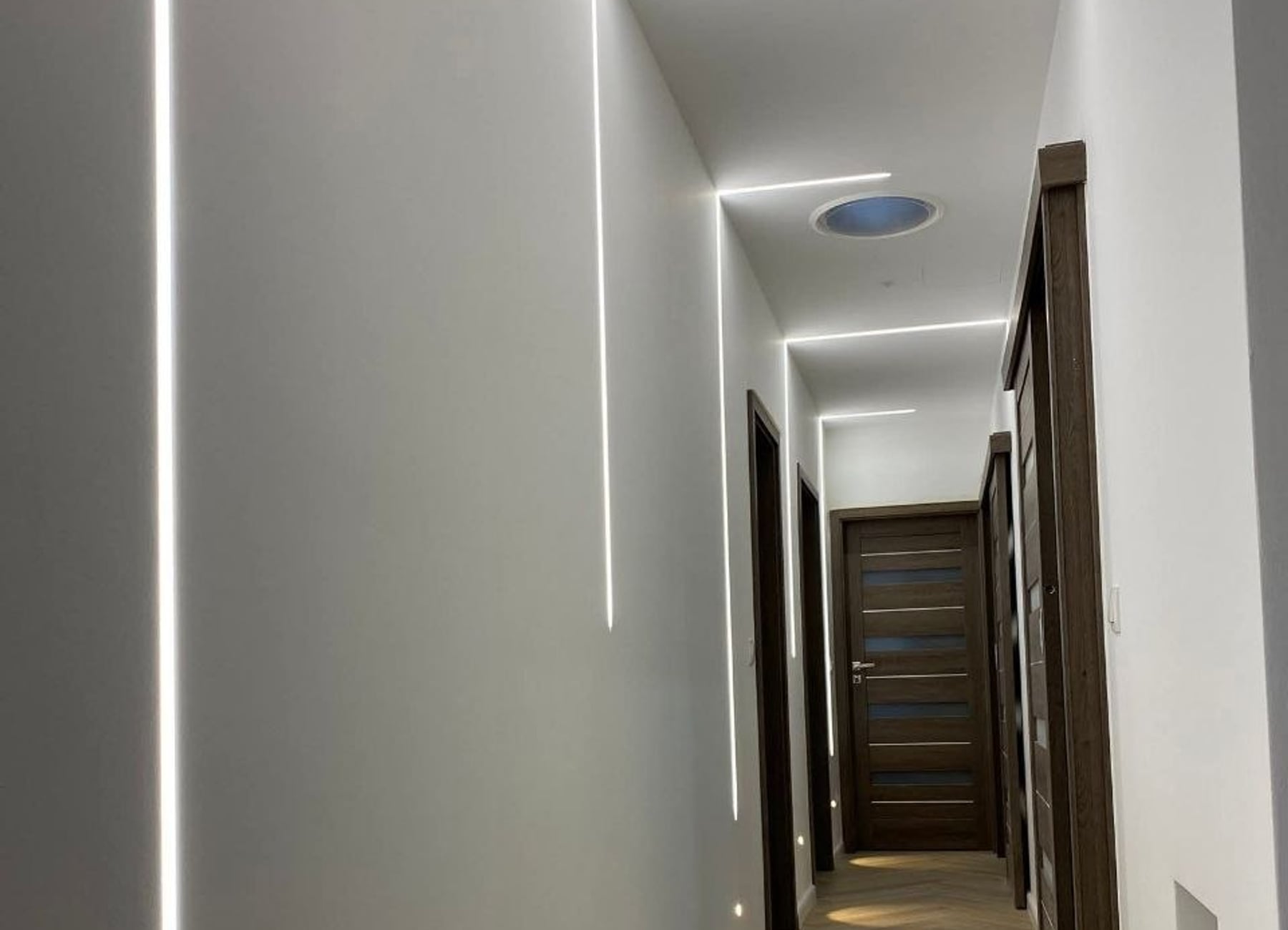 Lineáris LED-világítás egy folyosón, Balogh Márk munkája